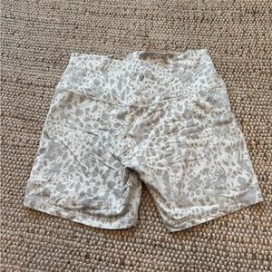 Lululemon Athletica White and Gray Patterned Bike Shorts